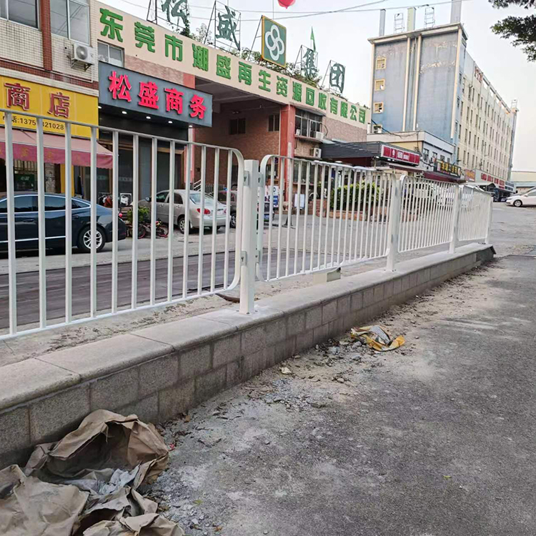 东莞南城马路边护栏”穿新装“靓城市