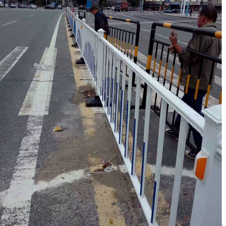人行道隔离护栏新恒安护栏厂家在广州安装完成