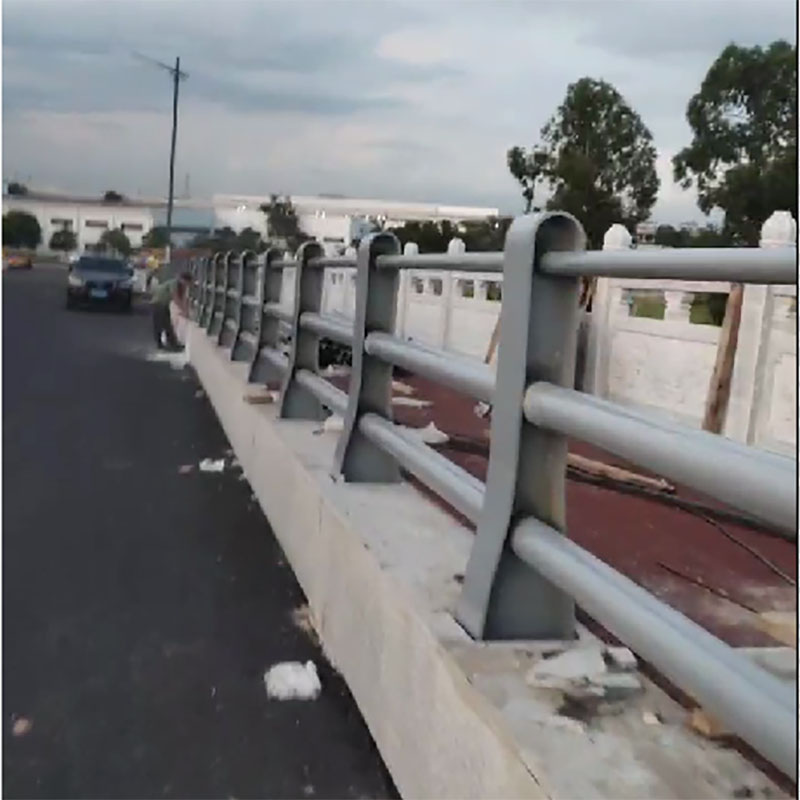 河道桥梁防撞栏工程项目安装中