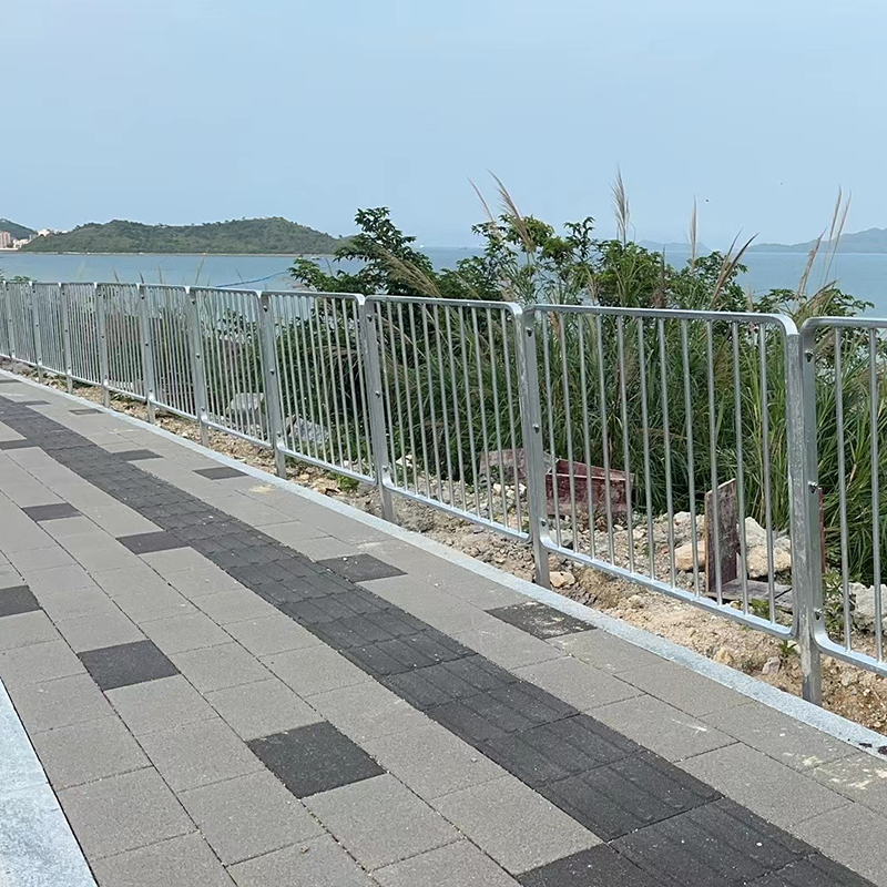 深圳道路港式护栏项目安装中