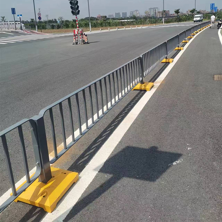 2024年9月26华阳湖路段道路隔离护栏安装中