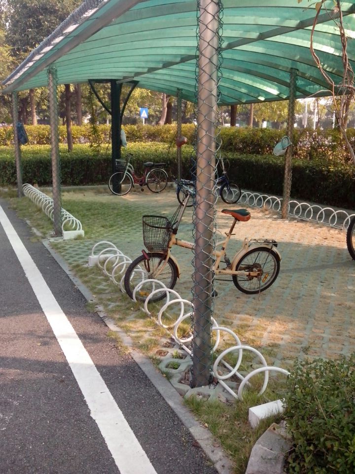 自行车停放架安装在东莞市政府大楼前    