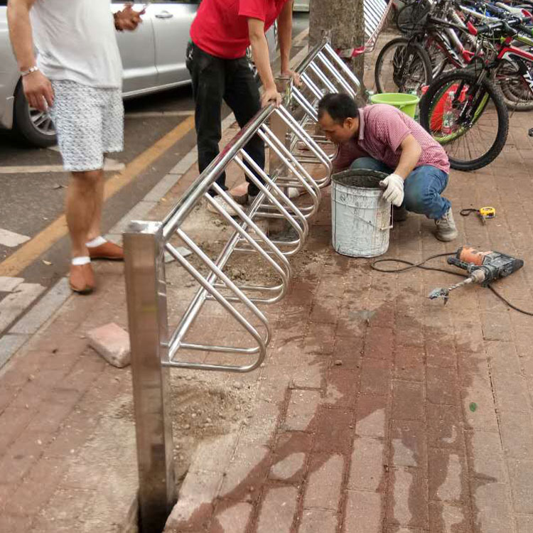 100米304不锈钢立式卡位式自行车停车架安装在深圳福田区百花路