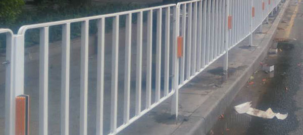 400米人行道隔离护栏新恒安交通设备在东莞莞城区安装完工